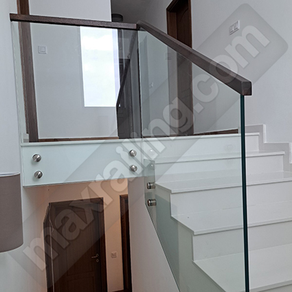 Стъклен парапет по стълби с дистанционери